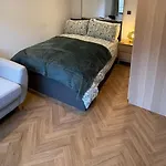 Apartman Luxury Apartment- Sleeps 2 -patio- Parking
