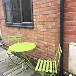Luxury Apartment- Sleeps 2 -patio- Parking Bristol