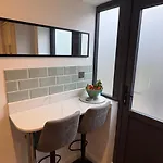 Luxury Apartment- Sleeps 2 -patio- Parking *