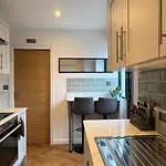 Luxury Apartment- Sleeps 2 -patio- Parking Apartman