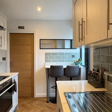 Luxury Apartment- Sleeps 2 -patio- Parking דירה