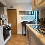 Apartment Luxury Apartment- Sleeps 2 -patio- Parking Bristol
