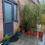 Luxury Apartment- Sleeps 2 -patio- Parking Bristol