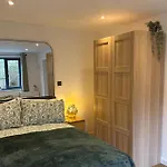 Luxury Apartment- Sleeps 2 -patio- Parking Apartment Bristol