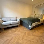 Luxury Apartment- Sleeps 2 -patio- Parking شقة