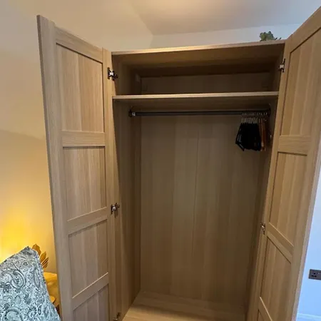 Luxury Apartment- Sleeps 2 -patio- Parking *