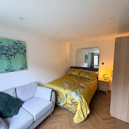 Luxury Apartment- Sleeps 2 -patio- Parking Lägenhet *