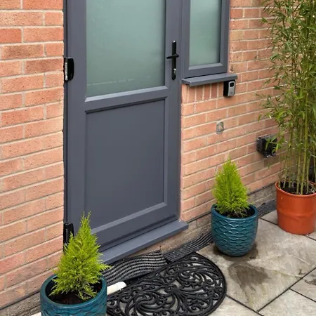 Luxury Apartment- Sleeps 2 -patio- Parking * Bristol