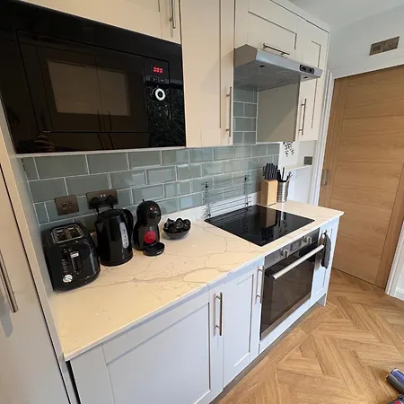 Daire Luxury Apartment- Sleeps 2 -patio- Parking