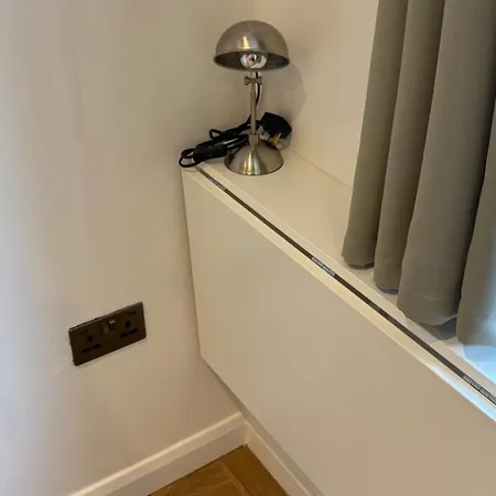 Luxury Apartment- Sleeps 2 -patio- Parking