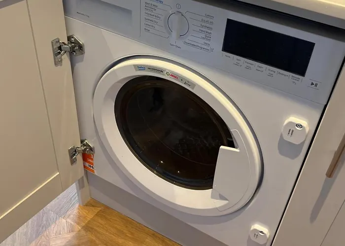 Luxury Apartment- Sleeps 2 -patio- Parking *