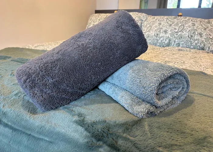 Luxury Apartment- Sleeps 2 -patio- Parking * Bristol