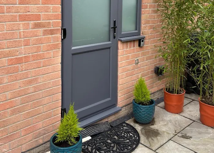 Luxury Apartment- Sleeps 2 -patio- Parking * Bristol