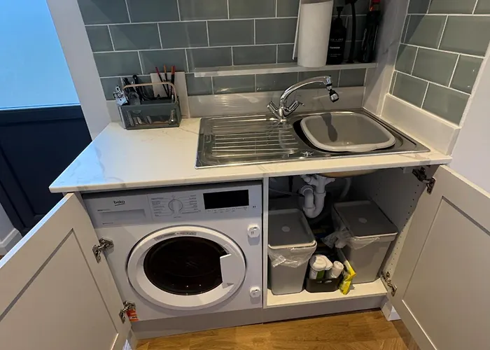 Luxury Apartment- Sleeps 2 -patio- Parking Daire