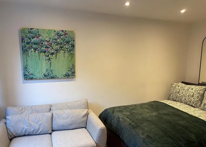 Luxury Apartment- Sleeps 2 -patio- Parking *