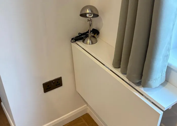 Luxury Apartment- Sleeps 2 -patio- Parking