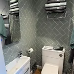 Διαμέρισμα Luxury Apartment- Sleeps 2 -patio- Parking *