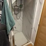 Διαμέρισμα Luxury Apartment- Sleeps 2 -patio- Parking *