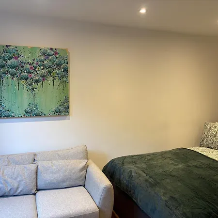 Luxury Apartment- Sleeps 2 -patio- Parking *