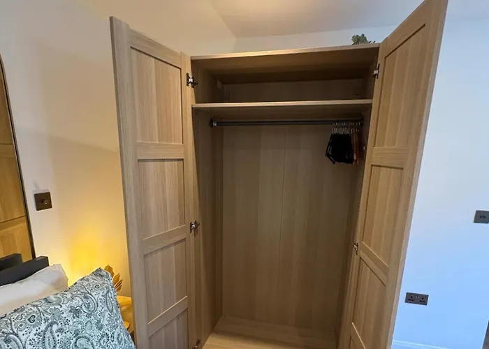 Luxury Apartment- Sleeps 2 -patio- Parking *