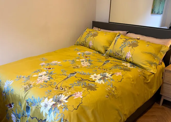 Luxury Apartment- Sleeps 2 -patio- Parking *