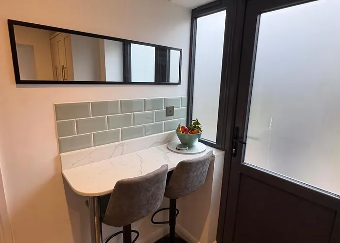 Luxury Apartment- Sleeps 2 -patio- Parking *