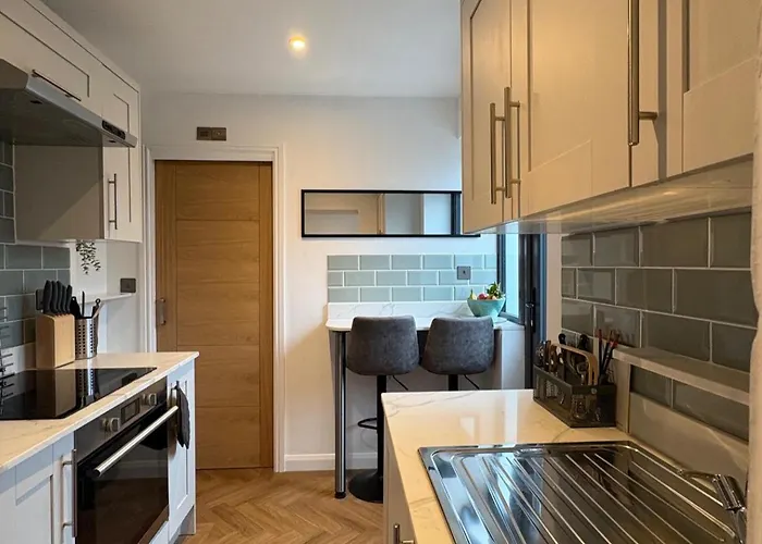 Luxury Apartment- Sleeps 2 -patio- Parking 아파트